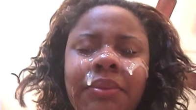 Svart brasilísk stúlka fær ábúð í andlitið eftir endaþarmsmök með stórum pikk
